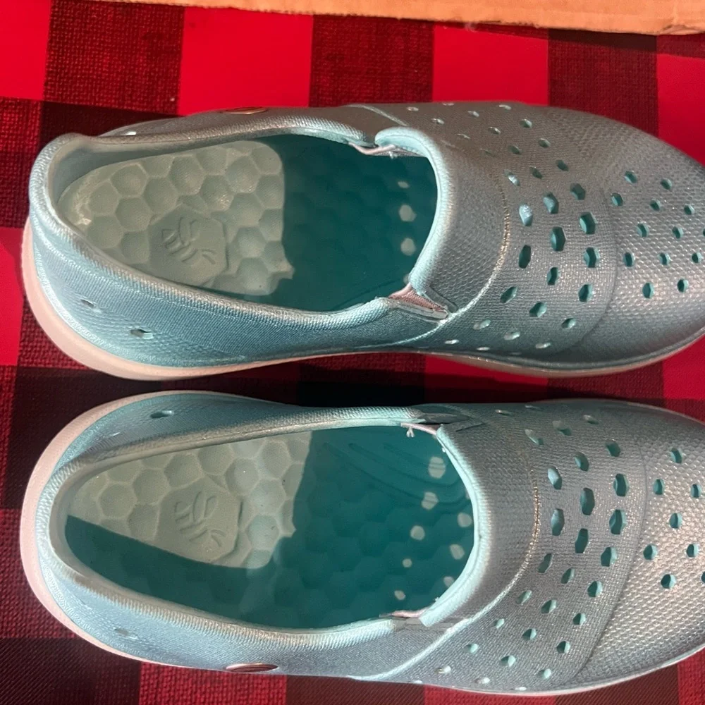 Joybees 1/2 kids turquoise slip on sneakers.